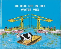 Koe die in het water viel