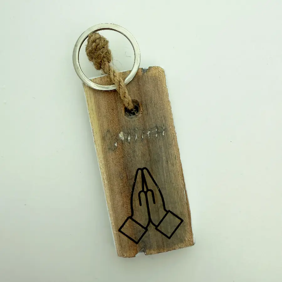 SLEUTELHANGER BIDDENDE HANDEN